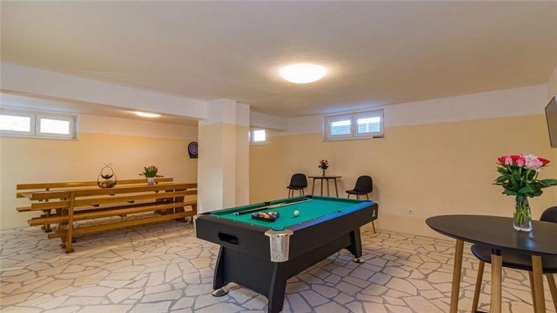 6 bedroom villa with pool near Pula, sleeps 12