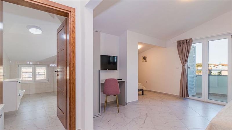 6 bedroom villa with pool near Pula, sleeps 12