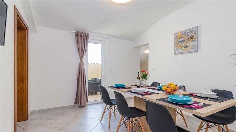6 bedroom villa with pool near Pula, sleeps 12