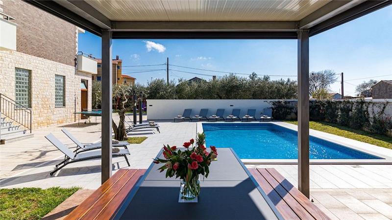 6 bedroom villa with pool near Pula, sleeps 12