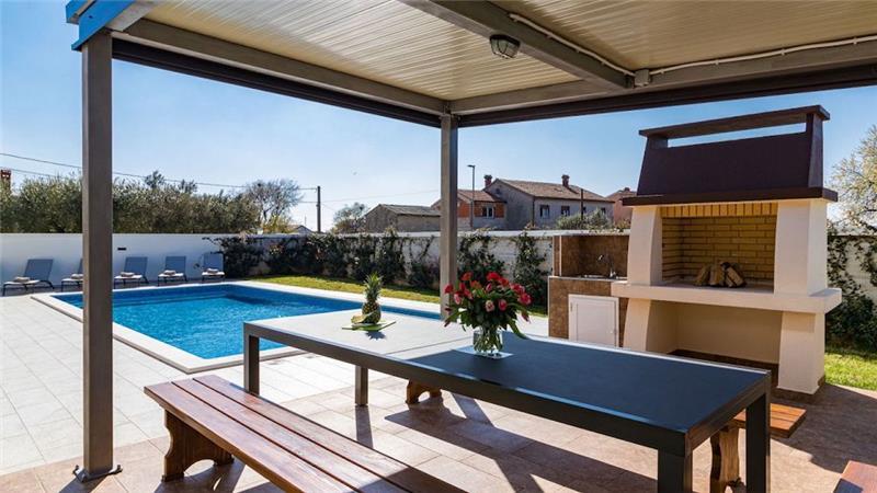 6 bedroom villa with pool near Pula, sleeps 12