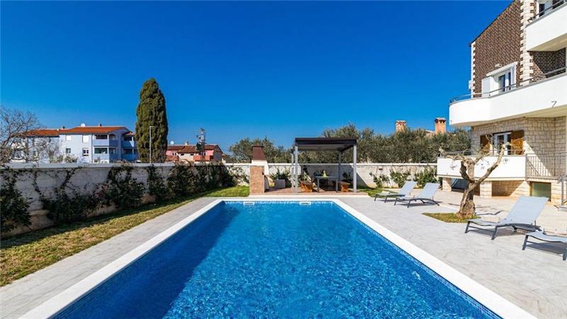 6 bedroom villa with pool near Pula, sleeps 12