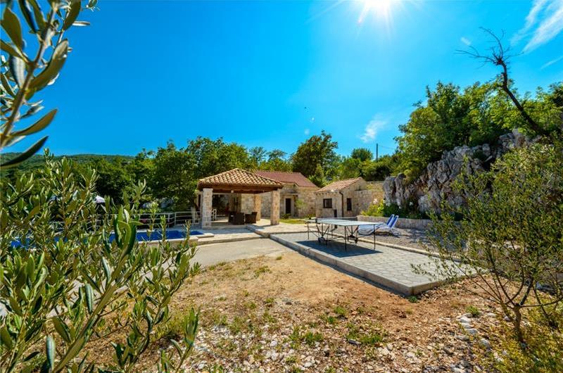 2 bedroom villa with pool and mountain views near Orašac, sleeps 4