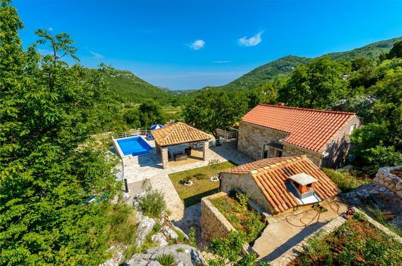 2 bedroom villa with pool and mountain views near Orašac, sleeps 4