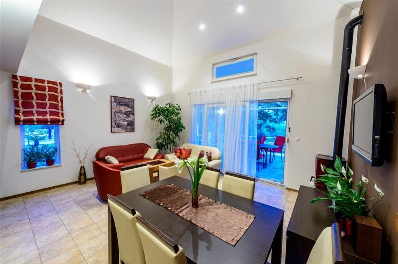 2 bedroom villa with pool and mountain views near Orašac, sleeps 4