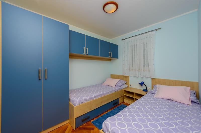 2 bedroom villa with pool and mountain views near Orašac, sleeps 4