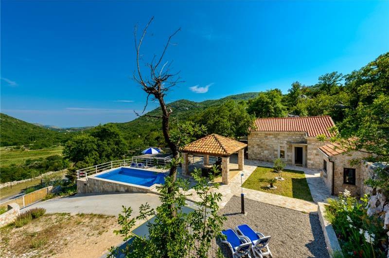 2 bedroom villa with pool and mountain views near Orašac, sleeps 4