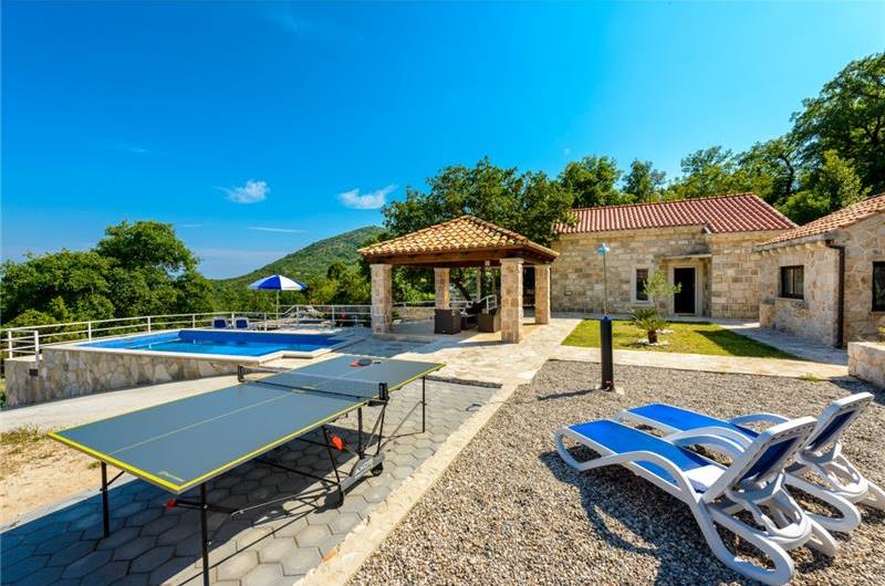 2 bedroom villa with pool and mountain views near Orašac, sleeps 4