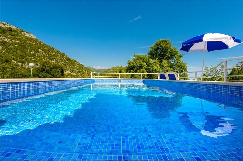 2 bedroom villa with pool and mountain views near Orašac, sleeps 4