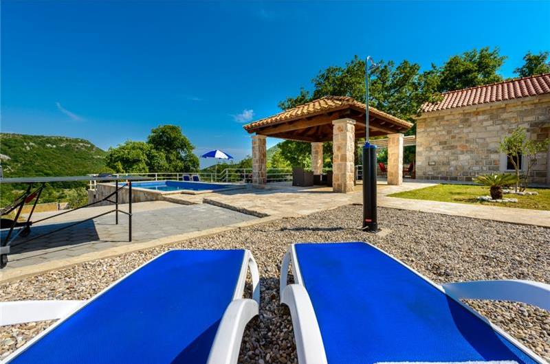 2 bedroom villa with pool and mountain views near Orašac, sleeps 4