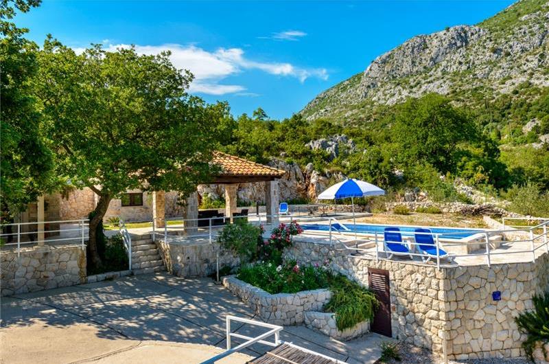 2 bedroom villa with pool and mountain views near Orašac, sleeps 4