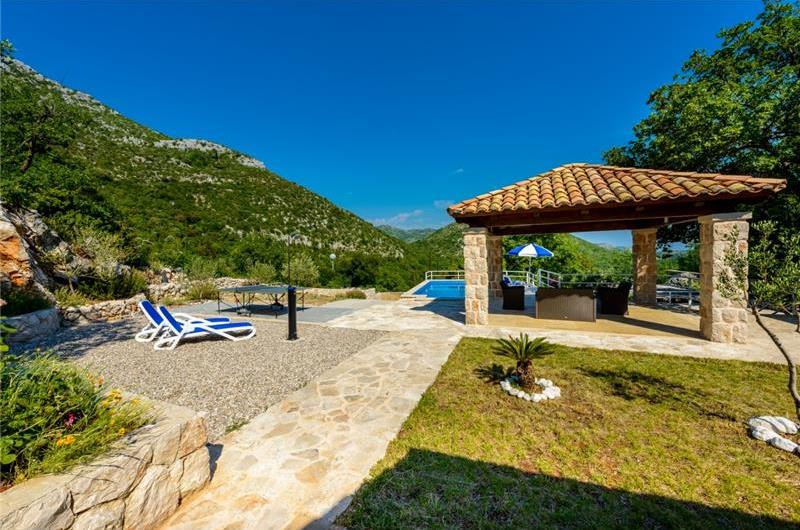 2 bedroom villa with pool and mountain views near Orašac, sleeps 4