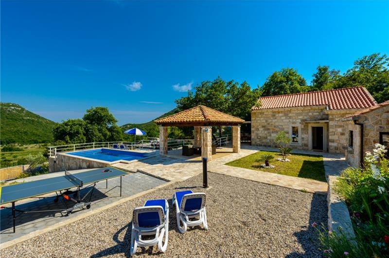2 bedroom villa with pool and mountain views near Orašac, sleeps 4