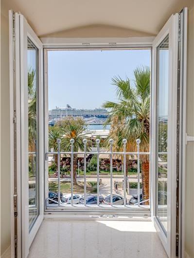 Two-bedroom luxury sea view apartment along Split city sea front sleeps 4