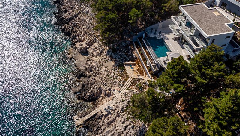 Beachfront villa in Prizba, photograph 1