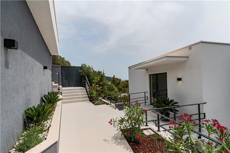 Beachfront villa in Prizba, photograph 22