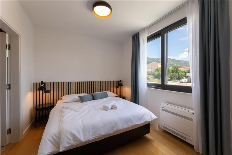 Sea-view villa in Trogir, photograph 22
