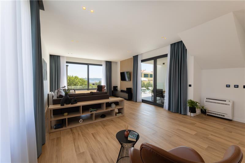Sea-view villa in Trogir, photograph 6