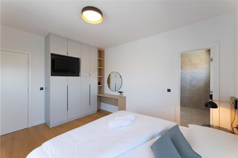 5 bedroom villa with pool near Split, sleeps 9