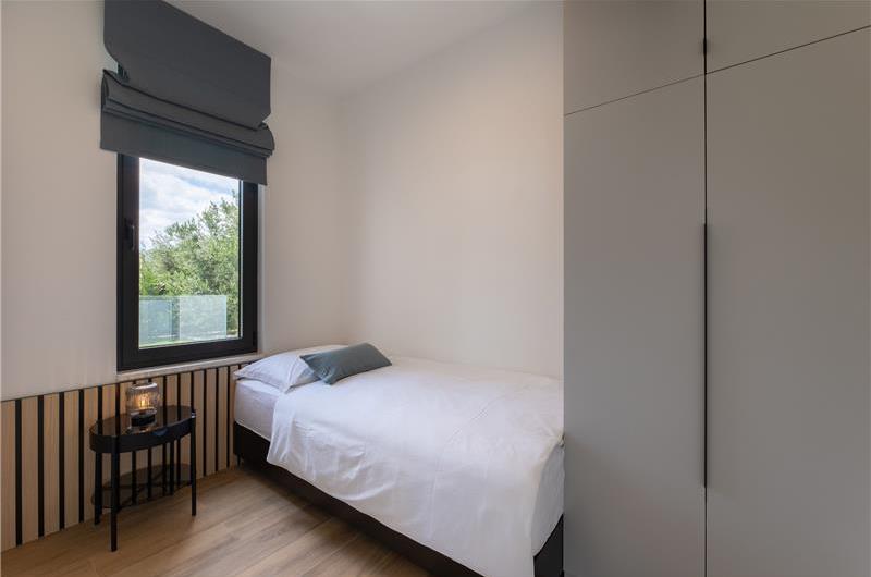 5 bedroom villa with pool near Split, sleeps 9