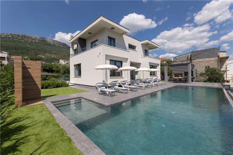 Sea-view villa in Trogir, photograph 1