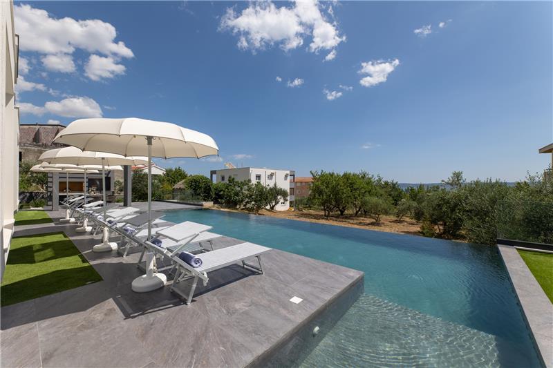 Sea-view villa in Trogir, photograph 3