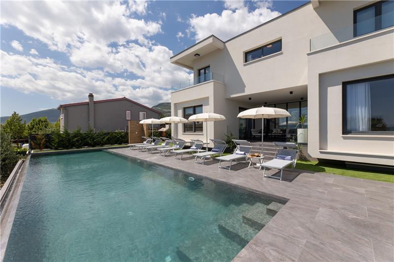 Sea-view villa in Trogir, photograph 2