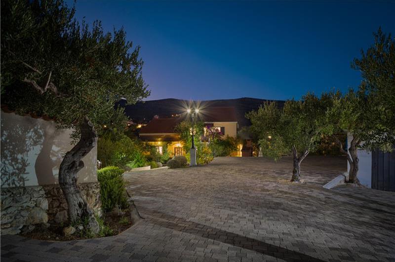 6 bedroom villa with pool in Milna, Brac Island sleeps 11