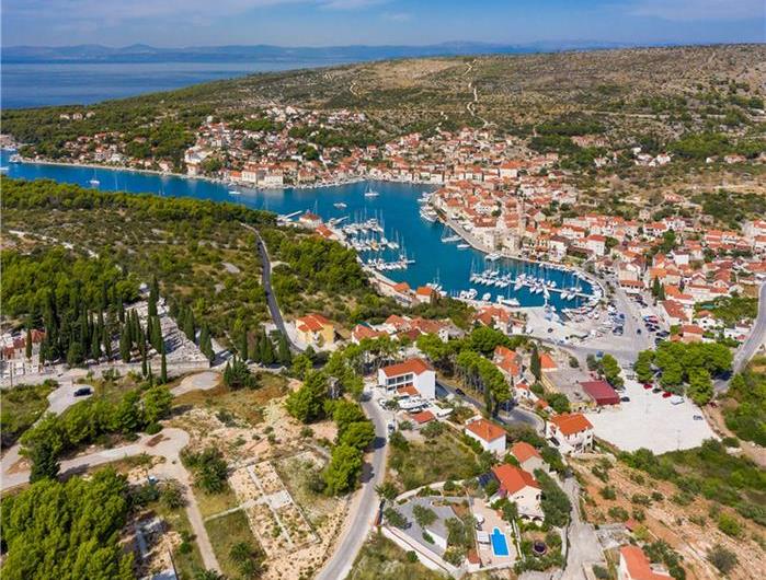 6 bedroom villa with pool in Milna, Brac Island sleeps 11