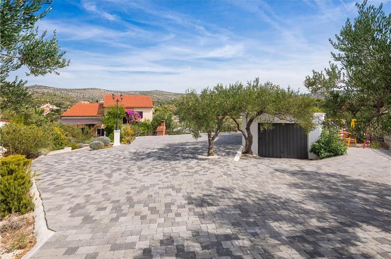 6 bedroom villa with pool in Milna, Brac Island sleeps 11