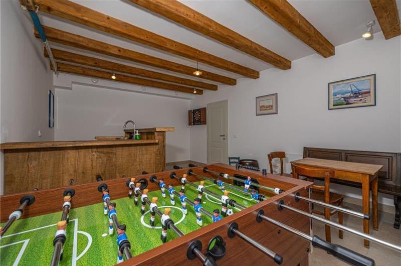 5 bedroom villa with pool near Crikvenica, sleeps 10