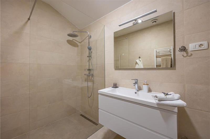 5 bedroom villa with pool near Crikvenica, sleeps 10