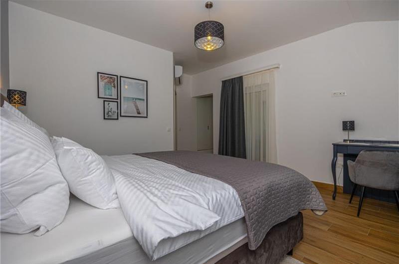 5 bedroom villa with pool near Crikvenica, sleeps 10