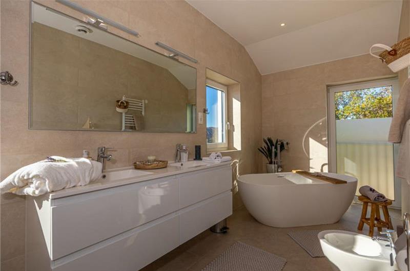 5 bedroom villa with pool near Crikvenica, sleeps 10