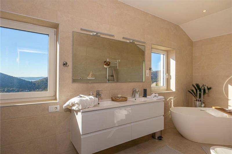 5 bedroom villa with pool near Crikvenica, sleeps 10