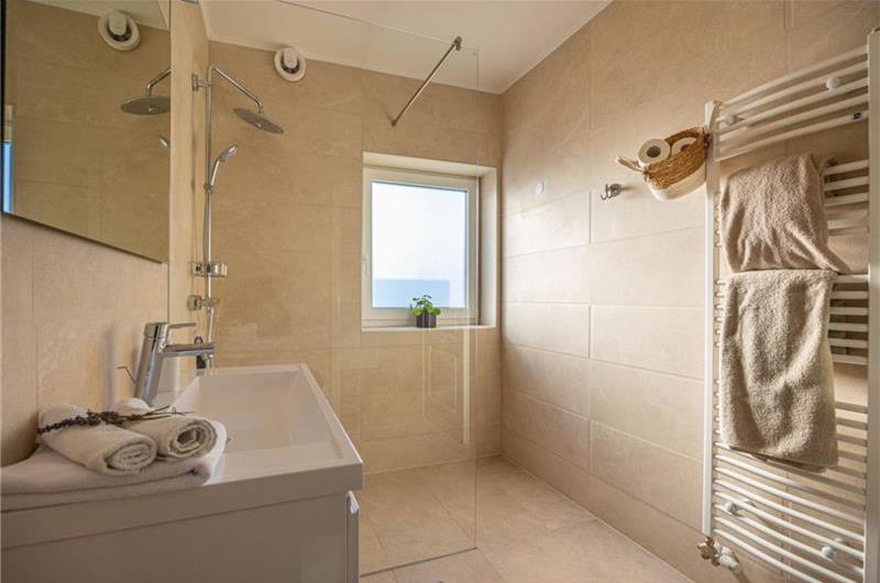 5 bedroom villa with pool near Crikvenica, sleeps 10