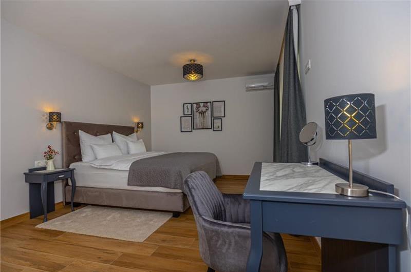 5 bedroom villa with pool near Crikvenica, sleeps 10