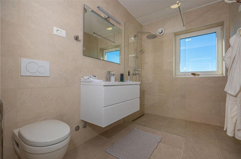 5 bedroom villa with pool near Crikvenica, sleeps 10