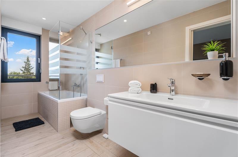 5 bedroom beachfront villa with heated pool near Omis, sleeps 9