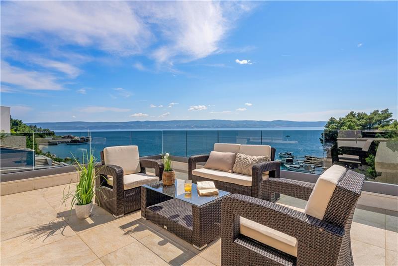 Beachfront villa in Omis, photograph 12