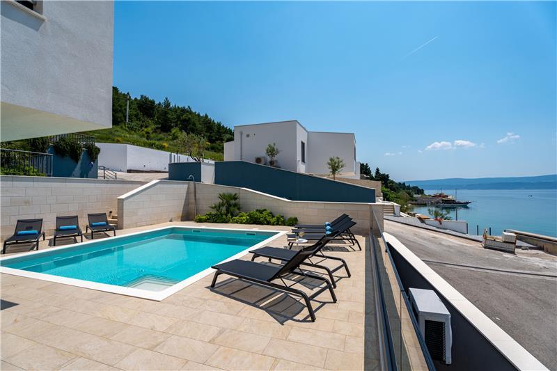 Beachfront villa in Omis, photograph 5