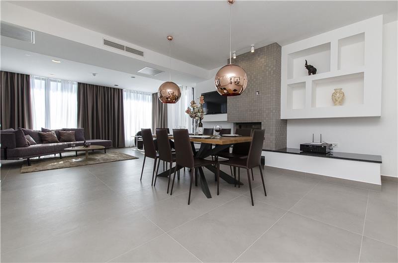 5 bedroom beachfront villa with heated pool near Omis, sleeps 9