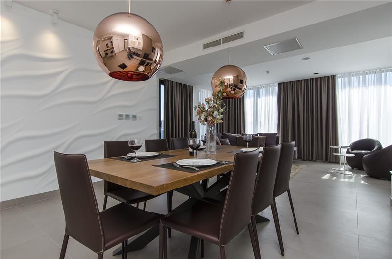 5 bedroom beachfront villa with heated pool near Omis, sleeps 9