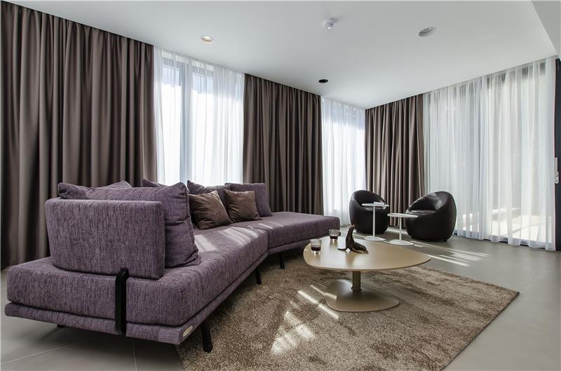 5 bedroom beachfront villa with heated pool near Omis, sleeps 9