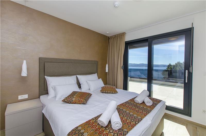 Beachfront villa in Omis, photograph 25