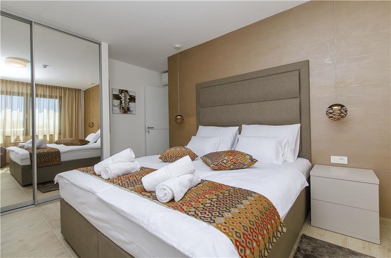 5 bedroom beachfront villa with heated pool near Omis, sleeps 9