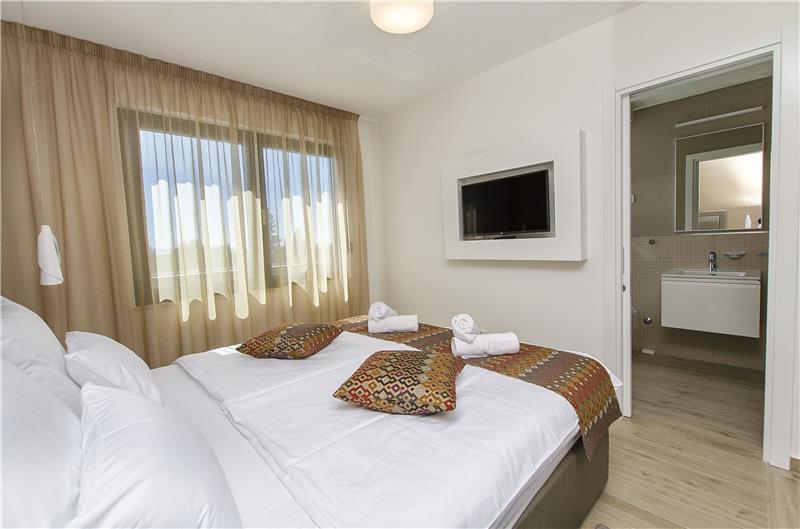 5 bedroom beachfront villa with heated pool near Omis, sleeps 9