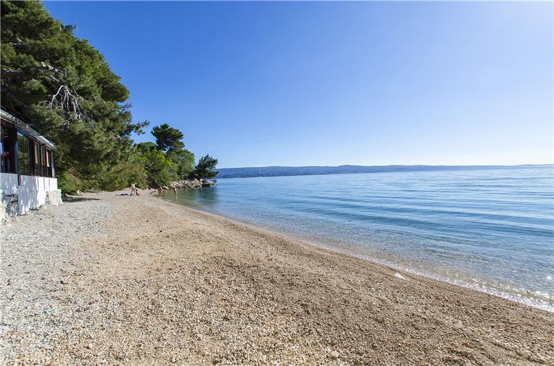 5 bedroom beachfront villa with heated pool near Omis, sleeps 9