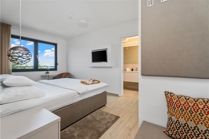 5 bedroom beachfront villa with heated pool near Omis, sleeps 9