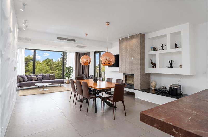 5 bedroom beachfront villa with heated pool near Omis, sleeps 9